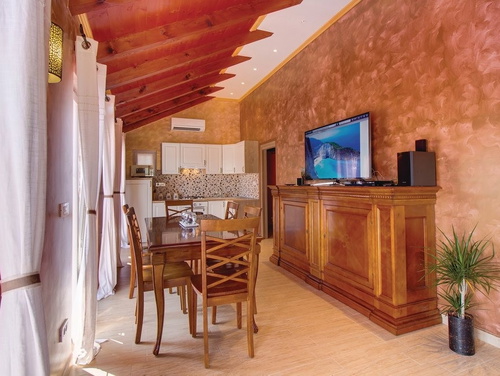 Villa Victoria beachfront&pool &petfriendly