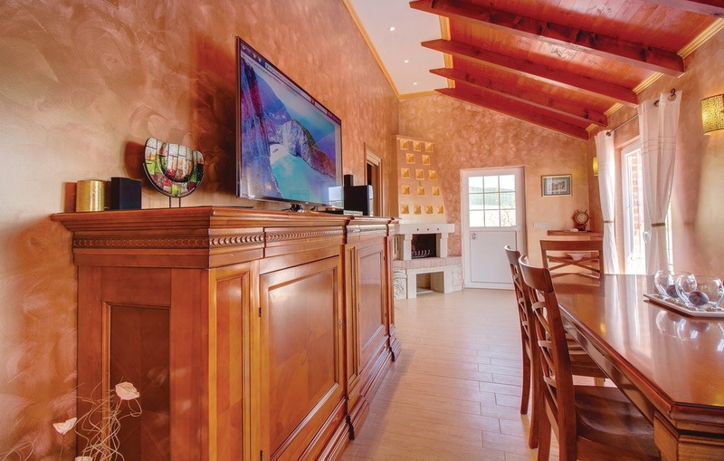 Villa Victoria beachfront&pool &petfriendly