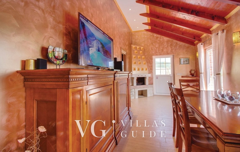 Villa Victoria beachfront&pool &petfriendly Living room