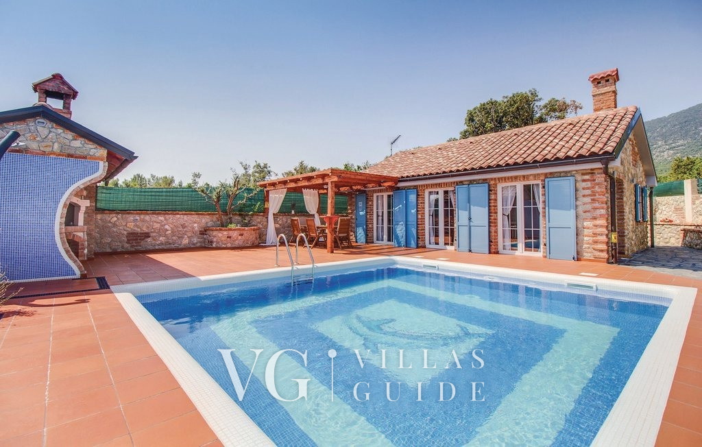 Villa Victoria beachfront&pool &petfriendly