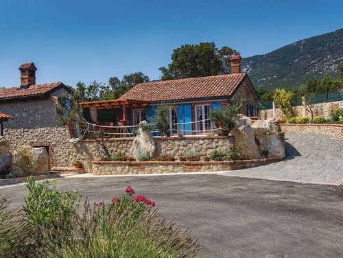 Villa Victoria beachfront&pool &petfriendly