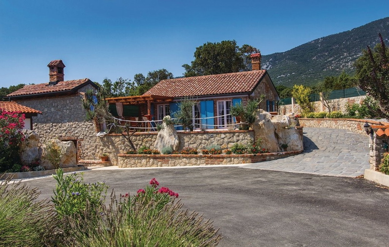 Villa Victoria beachfront&pool &petfriendly