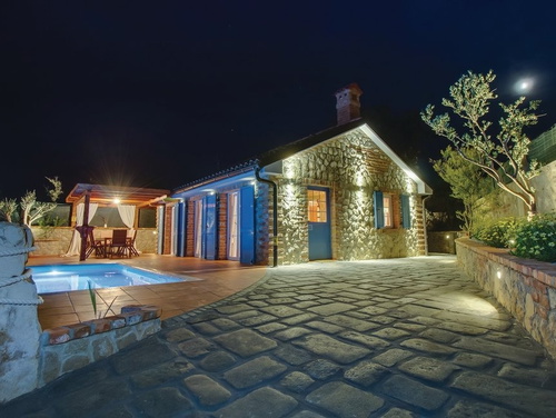 Villa Victoria beachfront&pool &petfriendly