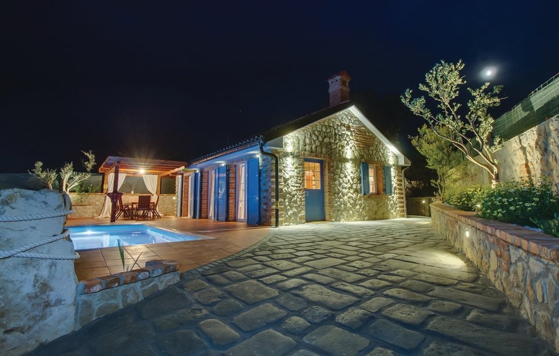 Villa Victoria beachfront&pool &petfriendly