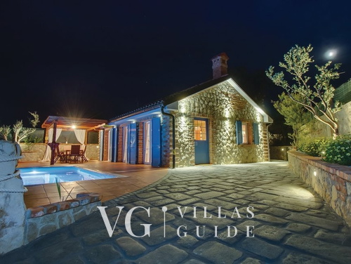 Villa Victoria beachfront&pool &petfriendly