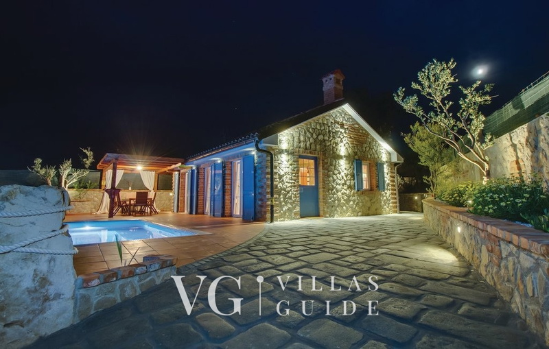 Villa Victoria beachfront&pool &petfriendly