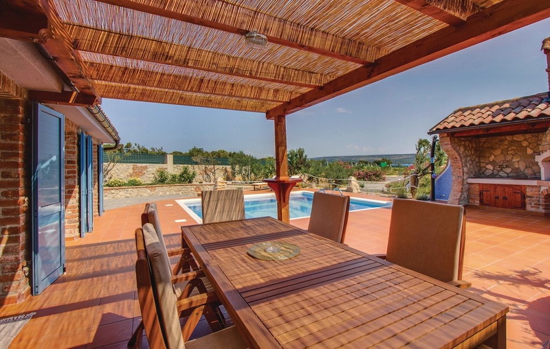 Villa Victoria beachfront&pool &petfriendly