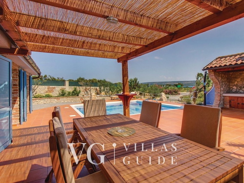 Villa Victoria beachfront&pool &petfriendly