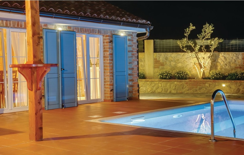 Villa Victoria beachfront&pool &petfriendly