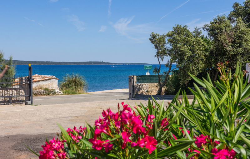 Villa Victoria beachfront&pool &petfriendly