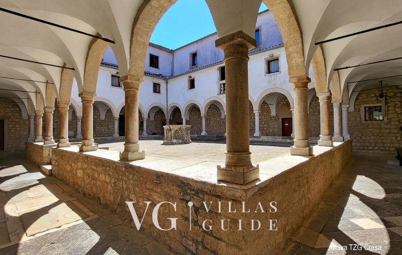 Villa Gabrijela beachfront&pool&whirpool&petfriendly Microlocation