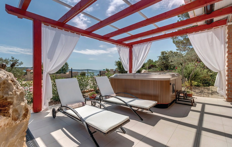 Villa Gabrijela beachfront&pool&whirpool&petfriendly