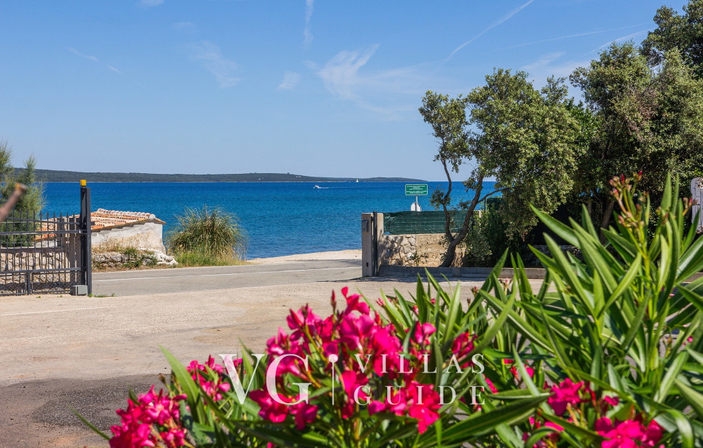 Villa Gabrijela beachfront&pool&whirpool&petfriendly Microlocation