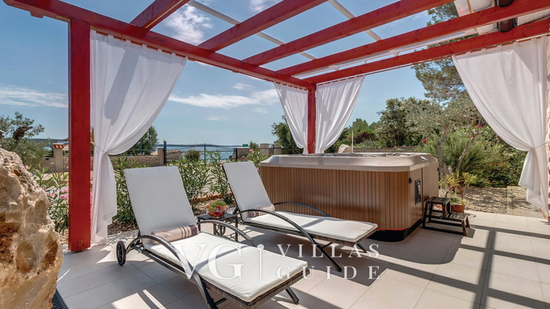 Villa Gabrijela beachfront&pool&whirpool