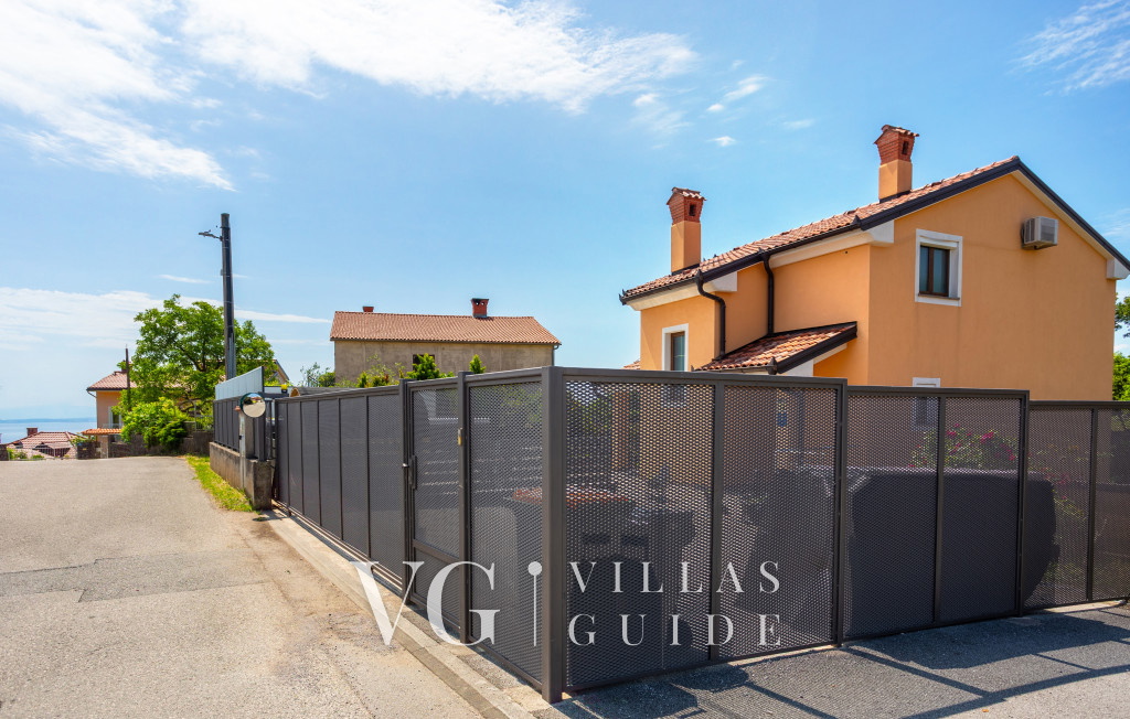 House Luka Garden and property exterior