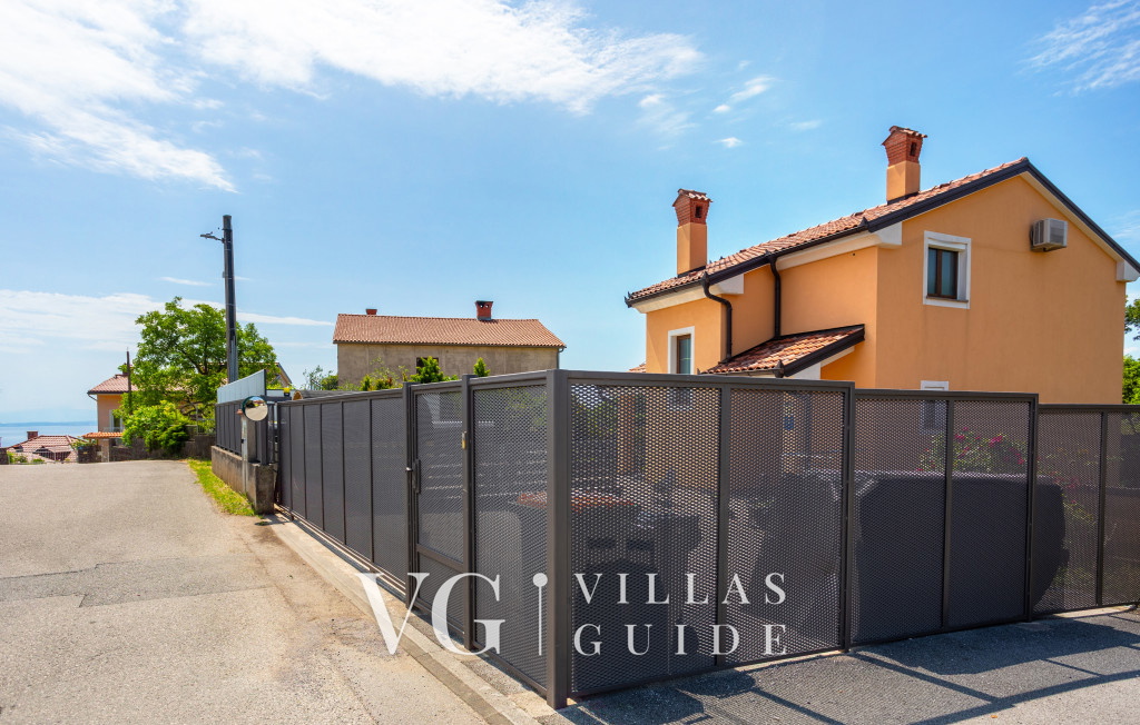 House Luka Garden and property exterior