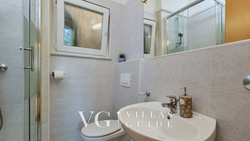 Villa House Vissum with pool&sea view Badezimmer