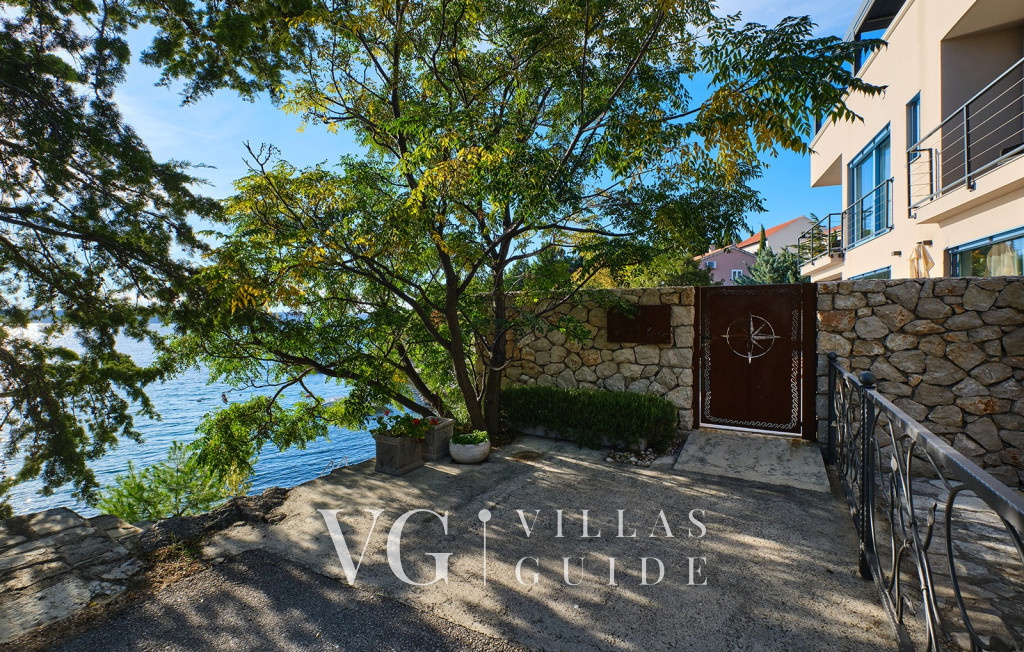 Villa Hemingway beachfront Garden and property exterior