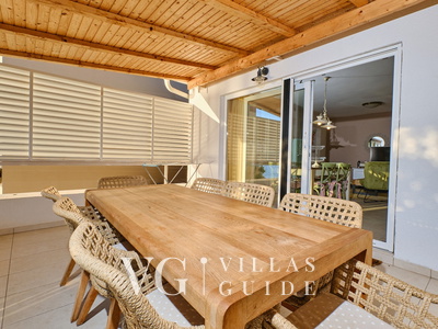 Villa Hemingway beachfront Garden and property exterior