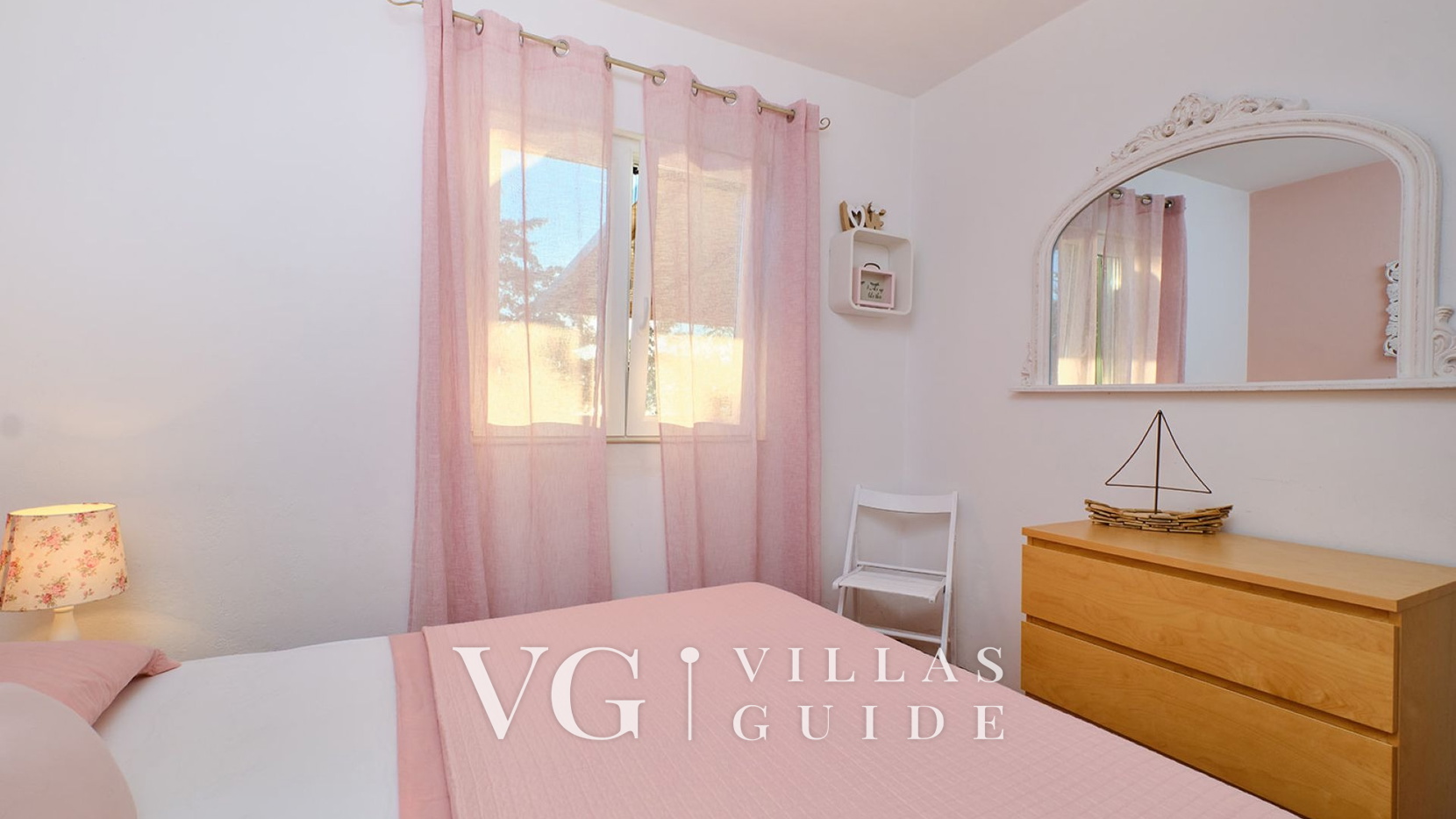 Villa Hemingway beachfront&private sundeck Bedroom