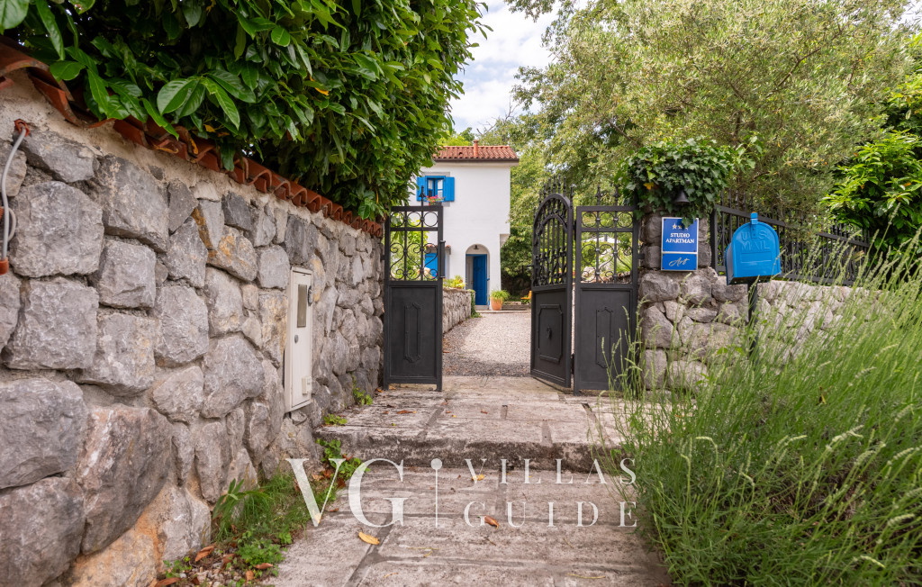 Apartman Art Garden and property exterior