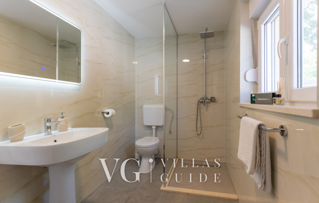 Holiday Home Kristina - Makarska Bathroom