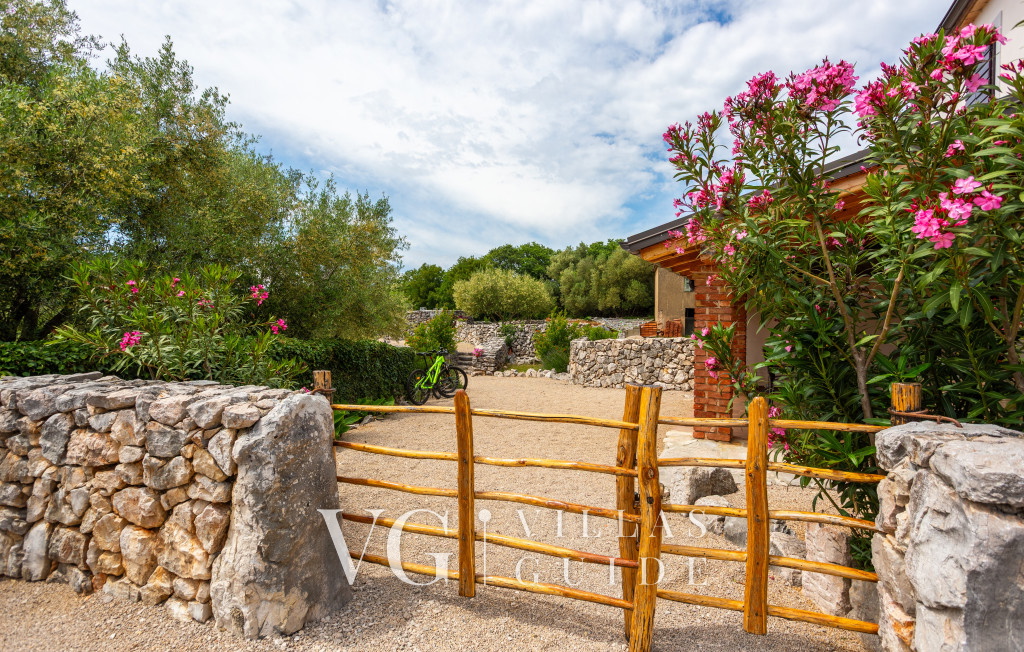 Villa Verde Oliva Residence with pool Garden and property exterior