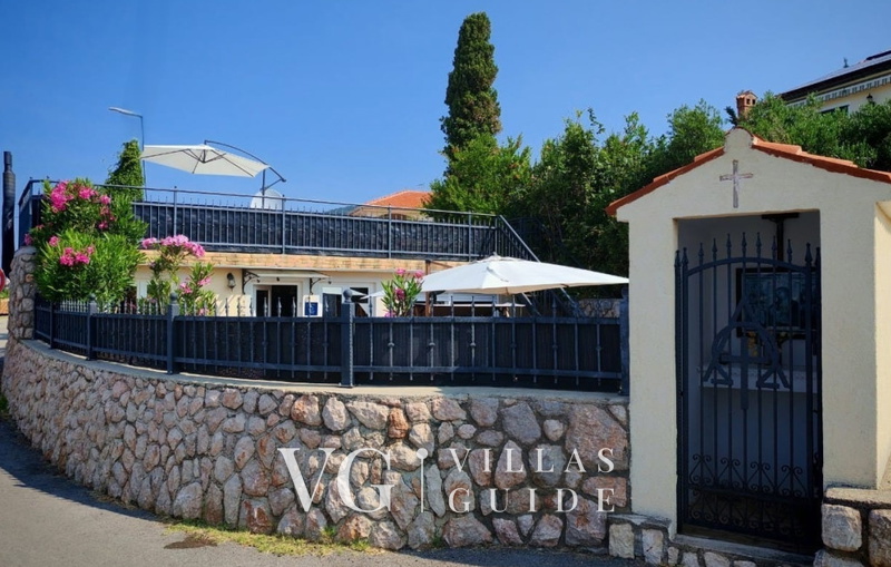 Holiday Home Capella -pet friendly&80m from the sea- Island of Rab Garten und Außenbereich