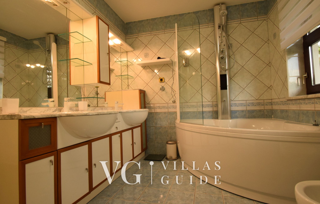 Villa Jasmin Bathroom