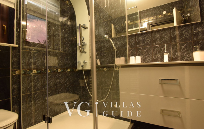 Villa Jasmin Bathroom