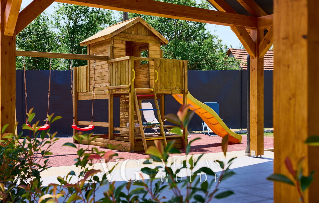 Villa River home by WH Additional content