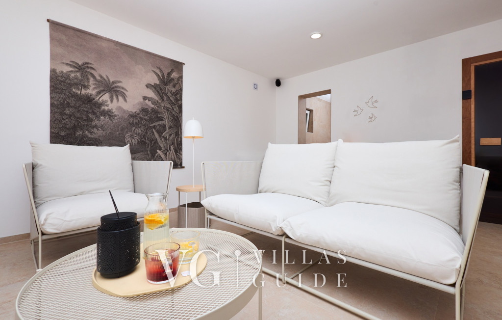 Villa River home by WH wellness