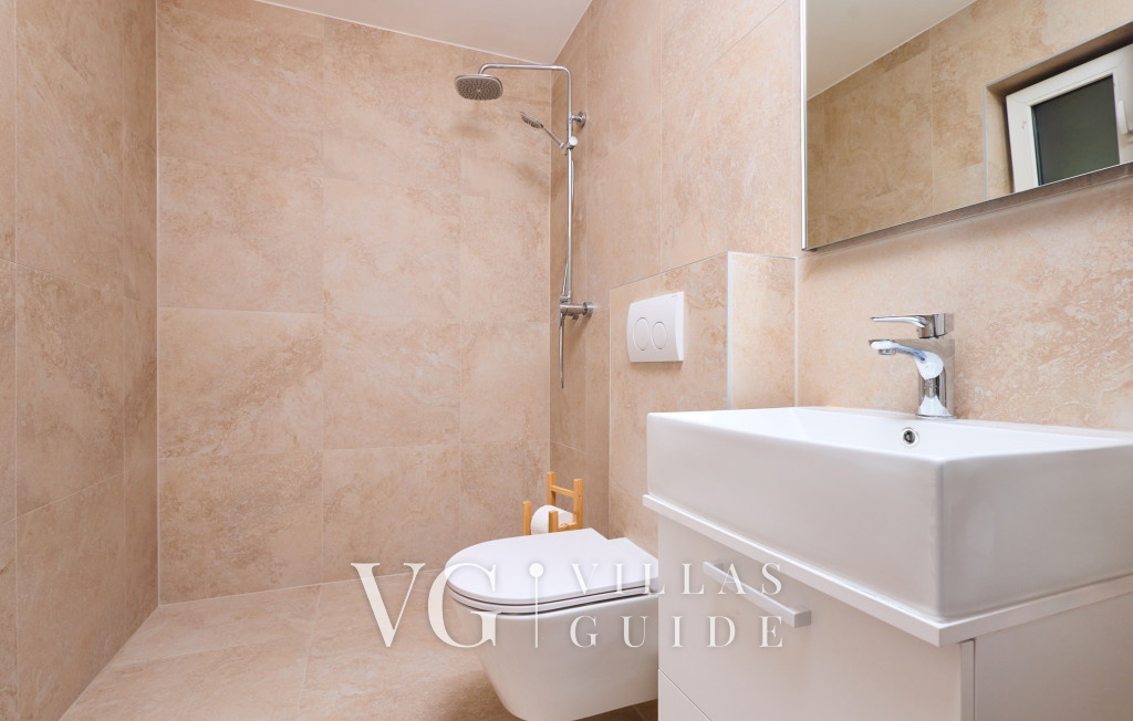 Villa River home by WH wellness