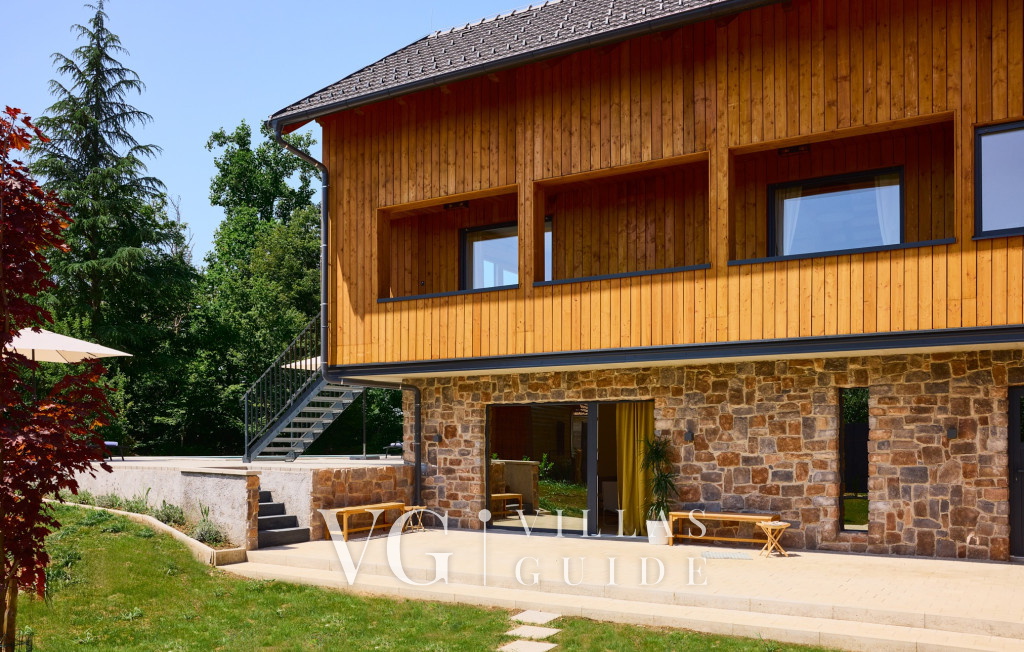 Villa River home by WH Garden and property exterior