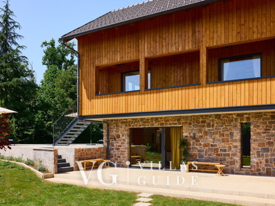 Villa River home by WH