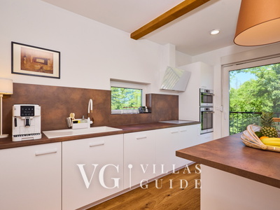 Villa River home by WH Kitchen