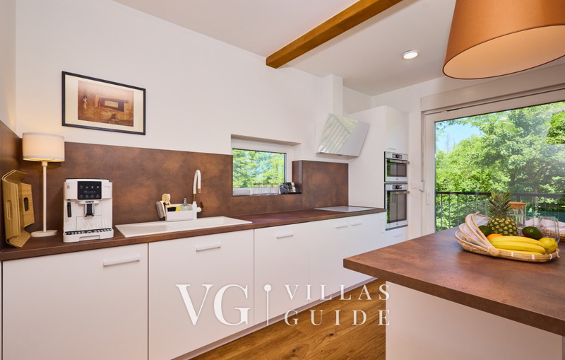 Villa River home by WH Kitchen