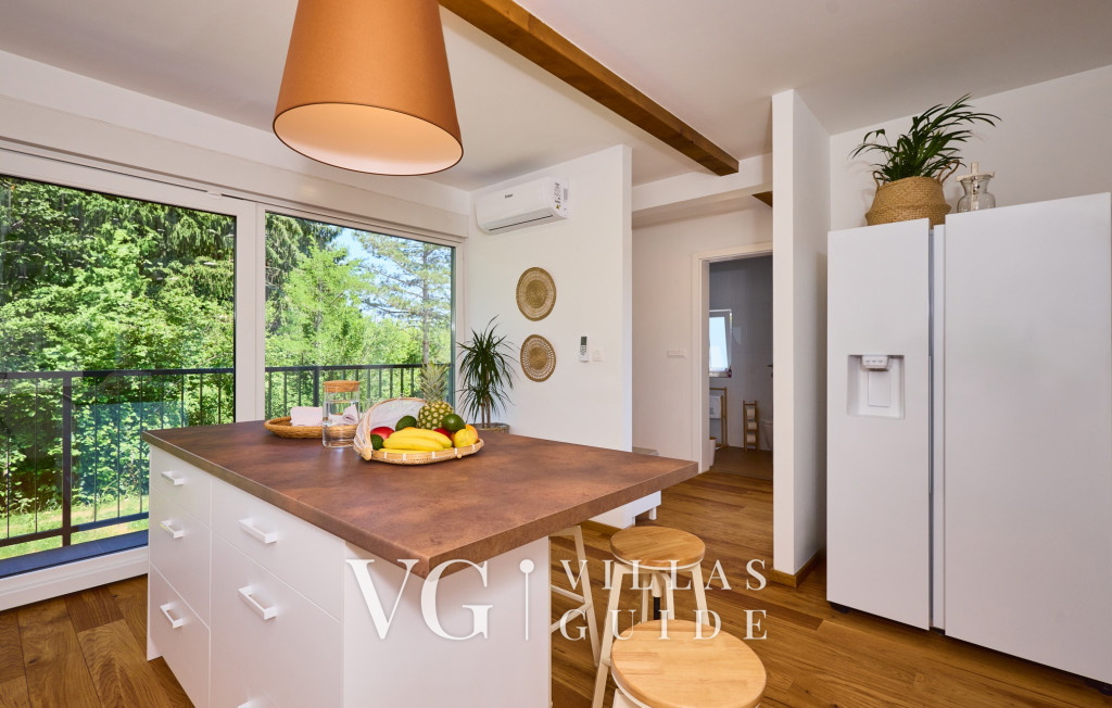 Villa River home by WH Kitchen