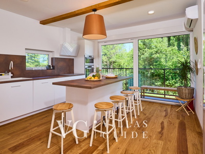 Villa River home by WH