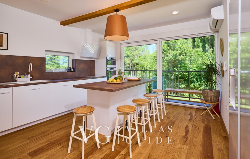 Villa River home by WH