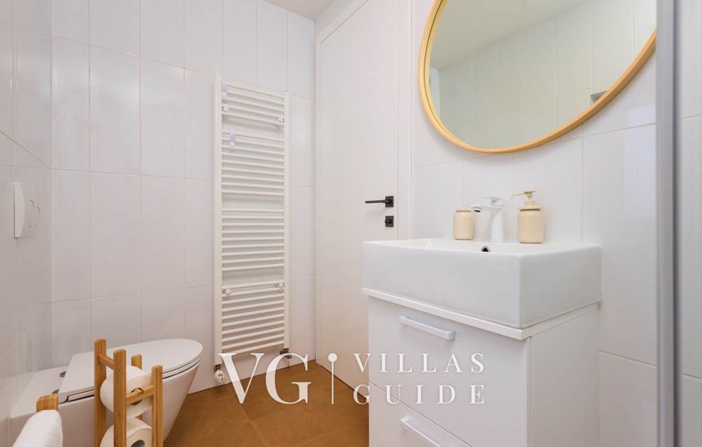 Villa River home by WH Bathroom