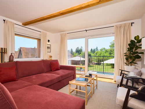 Villa River home by WH