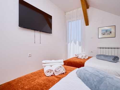 Villa River home by WH