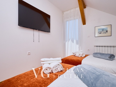 Villa River home by WH Bedroom