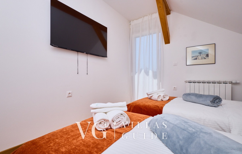 Villa River home by WH Bedroom