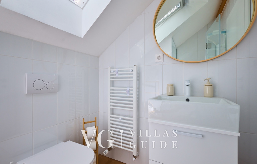 Villa River home by WH Bathroom