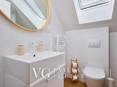 Villa River home by WH Bathroom