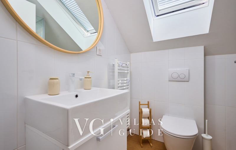 Villa River home by WH Bathroom