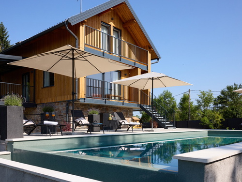 Villa River home by WH