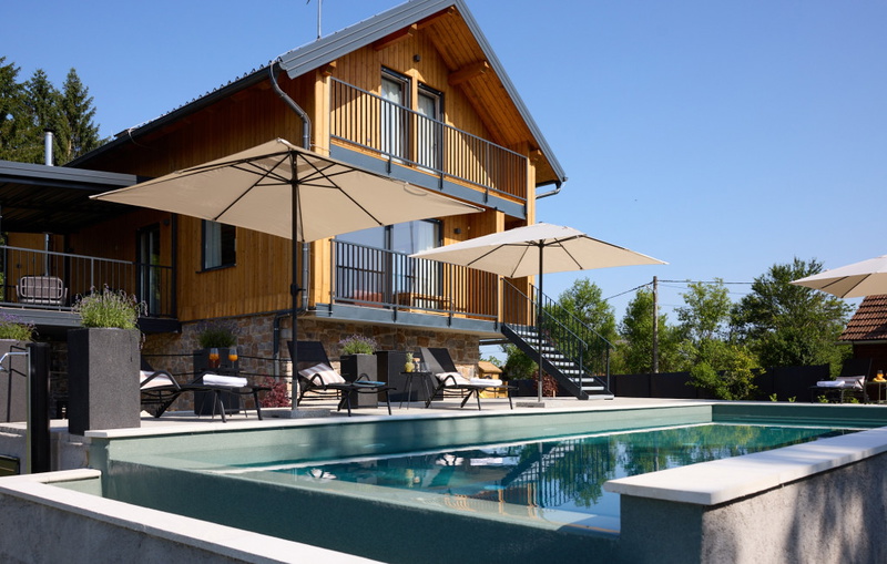 Villa River home by WH